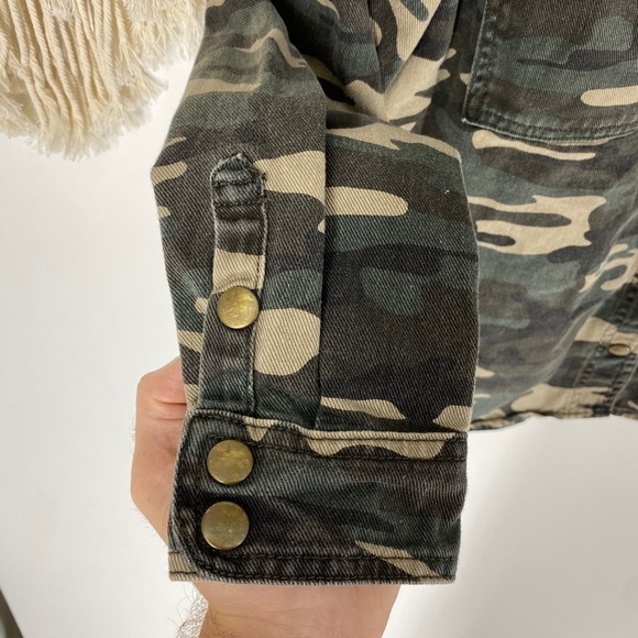 Forever 21 Button Front Camouflage Jacket Shirt - Picture 5 of 7